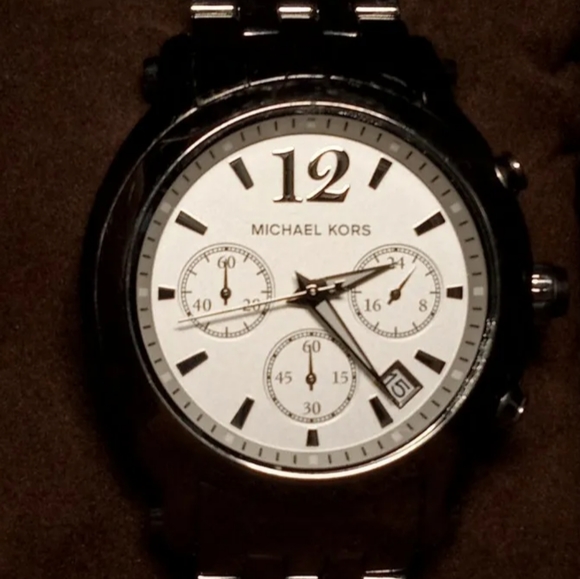 Michael Kors women's Silver Tone Chronograph w Date Oversized Quartz Watch. - Picture 3 of 9